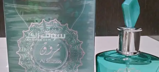 عطر Al Shurooq أنيق بعبوته الفيروزية الزجاجية ذات الغطاء الكريستالي،